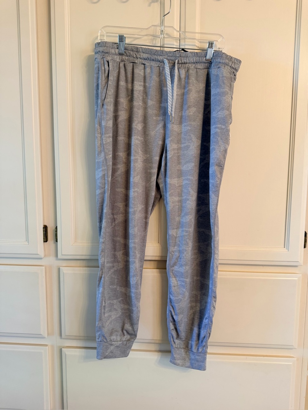 Vuori xl women’s grey camo joggers